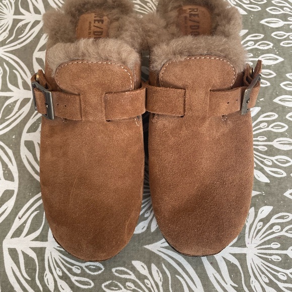 RE/DONE Shoes - Re/Done Chestnut Suede Shearling Buckle Clogs